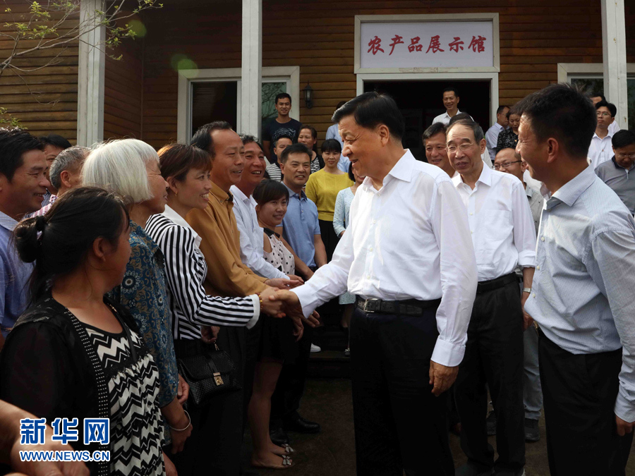6月8日至10日，中共中央政治局常委、中央書記處書記劉云山在福建調(diào)研。這是6月9日，劉云山在周寧縣上洋村與村民親切交談。新華社記者 劉衛(wèi)兵 攝