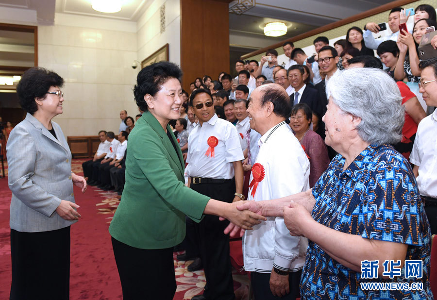6月16日，中共中央政治局委員、國(guó)務(wù)院副總理劉延?xùn)|在北京看望出席中國(guó)人口福利基金會(huì)成立30周年座談會(huì)的歷屆“中華人口獎(jiǎng)”獲獎(jiǎng)?wù)叽怼Ｐ氯A社記者 饒愛(ài)民 攝