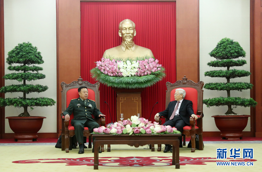 6月18日，在越南首都河內(nèi)，正在越南訪問的中央軍委副主席范長(zhǎng)龍（左）會(huì)見越共中央總書記阮富仲。 新華社發(fā)（李曉偉攝） 