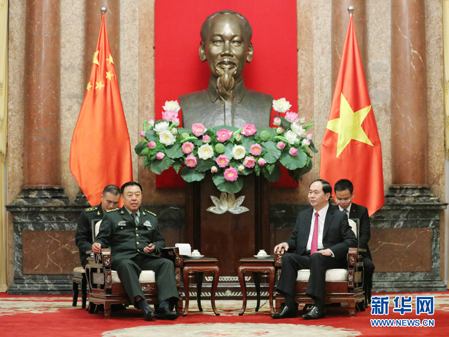 6月18日，在越南首都河內(nèi)，正在越南訪問的中央軍委副主席范長(zhǎng)龍（左前）會(huì)見越南國(guó)家主席陳大光（右前）。 新華社發(fā)（李曉偉攝）