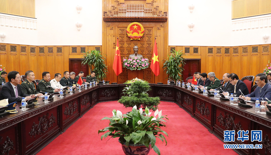 6月18日，在越南首都河內(nèi)，正在越南訪問的中央軍委副主席范長(zhǎng)龍（左三）會(huì)見越南政府總理阮春福（右三）。 新華社發(fā)（李曉偉攝）