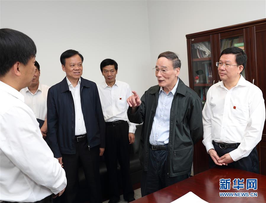 6月20日至22日，中共中央政治局常委、中央紀(jì)委書(shū)記王岐山在貴州省檢查紀(jì)檢監(jiān)察工作。這是6月21日，王岐山在省紀(jì)委與紀(jì)檢監(jiān)察干部親切交流。新華社記者 王曄 攝