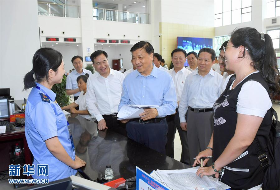 6月22日至24日，中共中央政治局常委、中央書記處書記劉云山在遼寧調(diào)研。這是6月22日，劉云山在中國（遼寧）自貿(mào)試驗(yàn)區(qū)營口片區(qū)與干部群眾深入交流。新華社記者 張鐸 攝