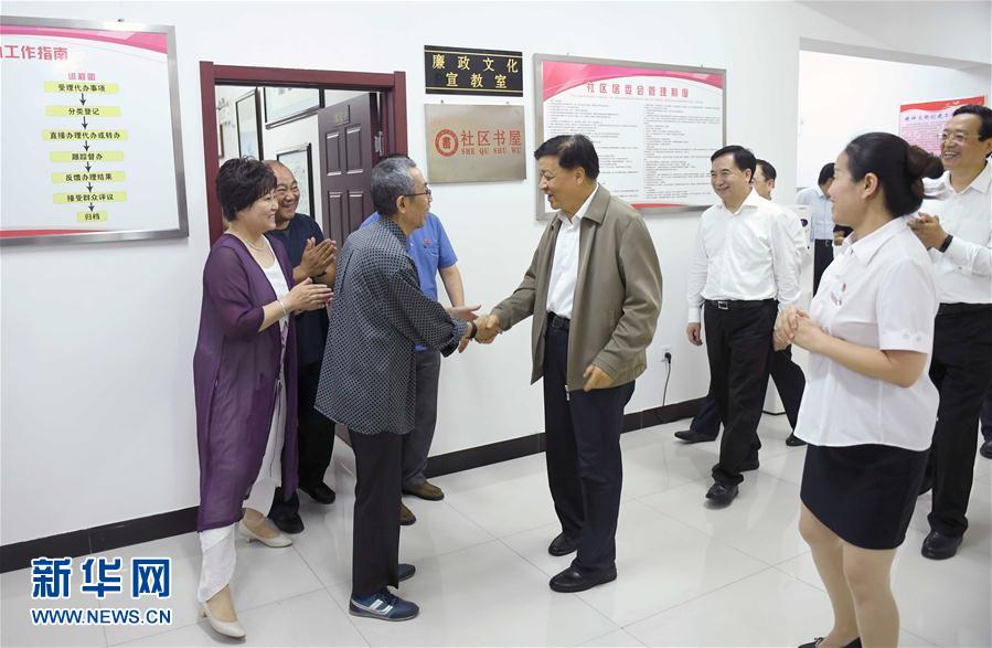 6月22日至24日，中共中央政治局常委、中央書記處書記劉云山在遼寧調(diào)研。這是6月23日，劉云山在錦州市西街社區(qū)與干部群眾深入交流。新華社記者 張鐸 攝

