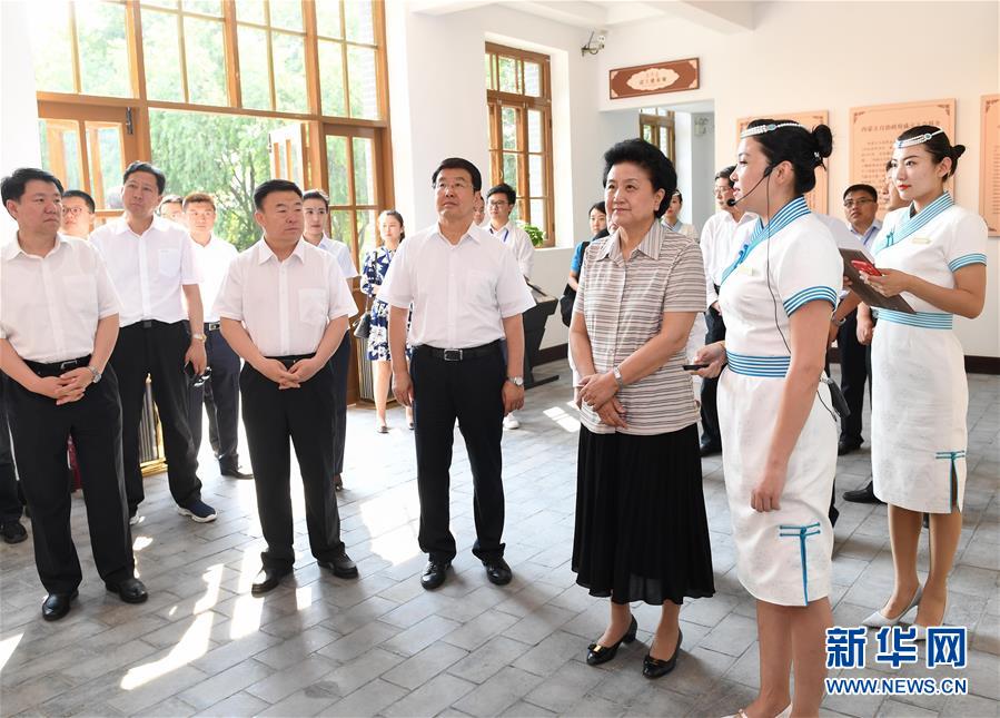 6月25日，全國民族團(tuán)結(jié)進(jìn)步創(chuàng)建經(jīng)驗(yàn)交流現(xiàn)場會(huì)在內(nèi)蒙古興安盟召開，中共中央政治局委員、國務(wù)院副總理劉延?xùn)|出席會(huì)議并講話。在內(nèi)蒙古期間，劉延?xùn)|考察內(nèi)蒙古人民代表會(huì)議舊址即“五一會(huì)址”，深入社區(qū)看望各族干部群眾。這是劉延?xùn)|考察“五一會(huì)址”。新華社記者 陳曄華 攝