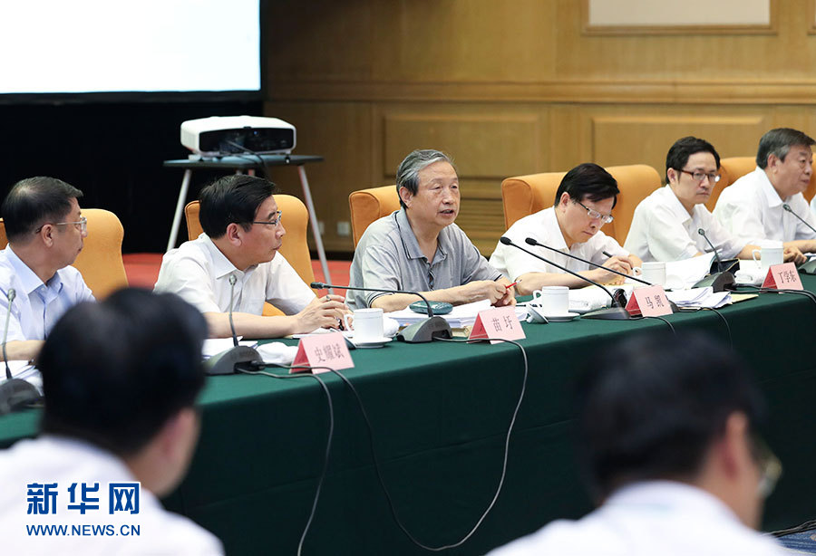 近日，中共中央政治局委員、國(guó)務(wù)院副總理馬凱在北京調(diào)研新能源汽車產(chǎn)業(yè)發(fā)展。這是7月4日，馬凱在北京深入新能源汽車充換電設(shè)施、充電服務(wù)平臺(tái)、分時(shí)租賃等單位調(diào)研，并主持召開(kāi)推廣應(yīng)用座談會(huì)。新華社記者 龐興雷 攝