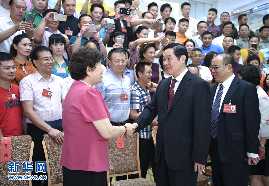7月19日，中國曲藝家協(xié)會第八次全國代表大會在北京召開。中共中央政治局委員、中央書記處書記、中宣部部長劉奇葆出席開幕式并講話。這是開幕式前，劉奇葆接見與會代表。新華社記者 張領(lǐng) 攝