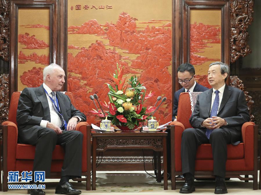 7月20日，國(guó)務(wù)院副總理馬凱在北京中南海紫光閣會(huì)見(jiàn)以澳大利亞前總理基廷為主席的國(guó)家開(kāi)發(fā)銀行國(guó)際顧問(wèn)委員會(huì)成員。 新華社記者丁林?jǐn)z