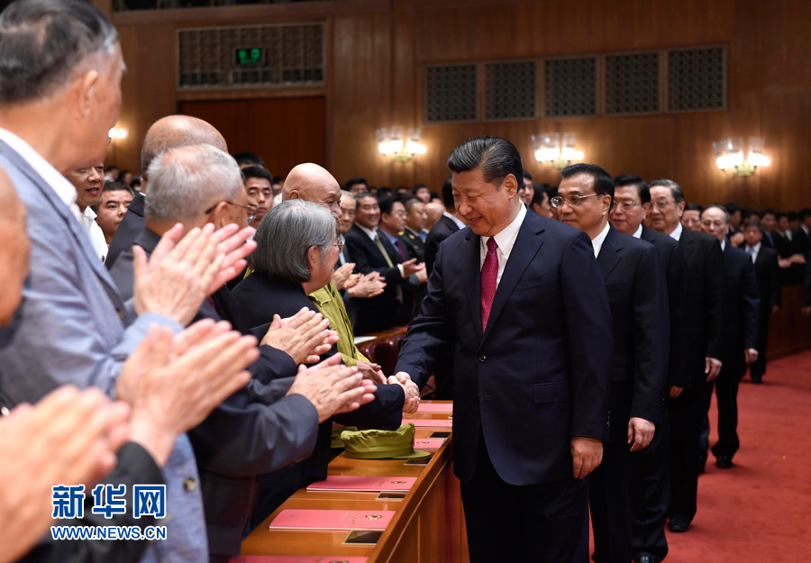 7月28日，慶祝中國人民解放軍建軍90周年文藝晚會(huì)《在黨的旗幟下》在北京人民大會(huì)堂舉行。中共中央總書記、國家主席、中央軍委主席習(xí)近平和李克強(qiáng)、張德江、俞正聲、劉云山、王岐山、張高麗等黨和國家領(lǐng)導(dǎo)人，與首都3000多名各界群眾一起觀看演出。演出開始前，習(xí)近平等與老戰(zhàn)士、老同志代表和“八一勛章”獲得者親切握手。新華社記者 李學(xué)仁 攝