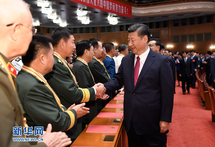 7月28日，慶祝中國人民解放軍建軍90周年文藝晚會(huì)《在黨的旗幟下》在北京人民大會(huì)堂舉行。中共中央總書記、國家主席、中央軍委主席習(xí)近平和李克強(qiáng)、張德江、俞正聲、劉云山、王岐山、張高麗等黨和國家領(lǐng)導(dǎo)人，與首都3000多名各界群眾一起觀看演出。演出開始前，習(xí)近平等與老戰(zhàn)士、老同志代表和“八一勛章”獲得者親切握手。新華社記者 李學(xué)仁 攝