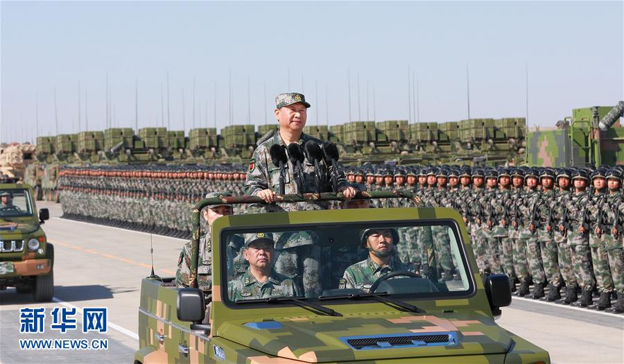 7月30日上午，慶祝中國人民解放軍建軍90周年閱兵在朱日和聯(lián)合訓(xùn)練基地隆重舉行。中共中央總書記、國家主席、中央軍委主席習(xí)近平檢閱部隊并發(fā)表重要講話。這是習(xí)近平乘車檢閱部隊。新華社記者 李剛 攝
