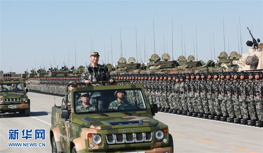 7月30日上午，慶祝中國人民解放軍建軍90周年閱兵在朱日和聯(lián)合訓(xùn)練基地隆重舉行。中共中央總書記、國家主席、中央軍委主席習(xí)近平檢閱部隊并發(fā)表重要講話。這是習(xí)近平乘車檢閱部隊。新華社記者 李剛 攝