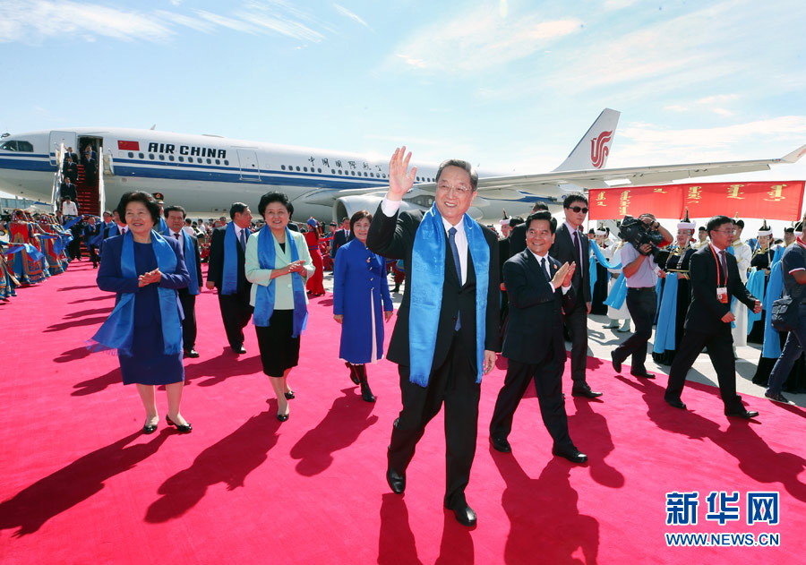 8月7日，以中共中央政治局常委、全國政協(xié)主席俞正聲為團(tuán)長的中央代表團(tuán)飛抵呼和浩特，出席內(nèi)蒙古自治區(qū)成立70周年慶?；顒?dòng)。中央代表團(tuán)在機(jī)場受到內(nèi)蒙古各族群眾的熱烈歡迎。新華社記者 姚大偉 攝