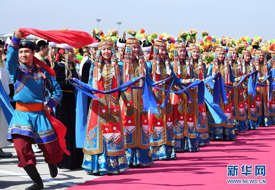 8月7日，以中共中央政治局常委、全國政協(xié)主席俞正聲為團(tuán)長的中央代表團(tuán)飛抵呼和浩特，出席內(nèi)蒙古自治區(qū)成立70周年慶?；顒?dòng)。中央代表團(tuán)在機(jī)場受到內(nèi)蒙古各族群眾的熱烈歡迎。新華社記者 張領(lǐng) 攝
