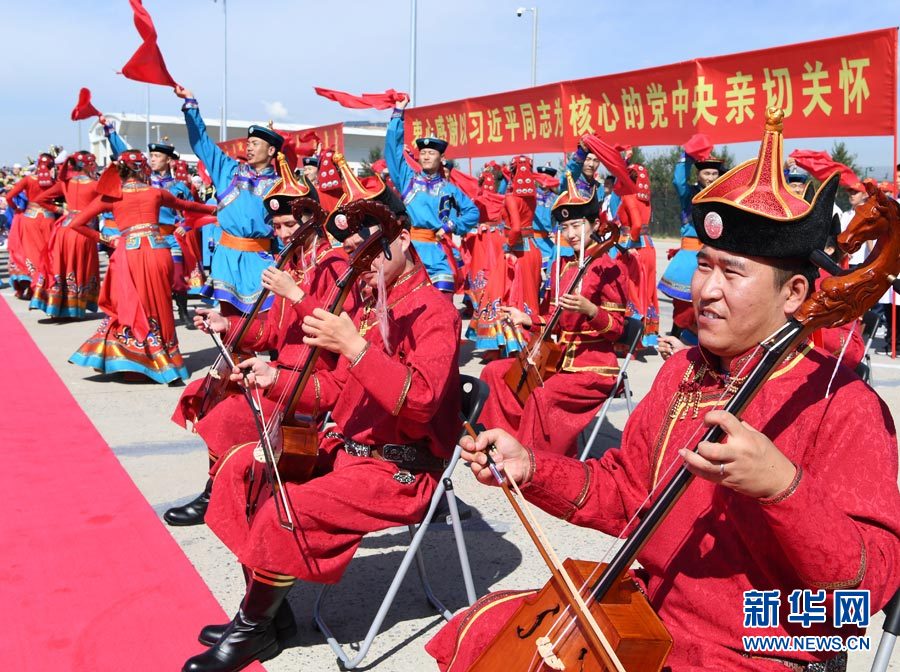 8月7日，以中共中央政治局常委、全國政協(xié)主席俞正聲為團(tuán)長的中央代表團(tuán)飛抵呼和浩特，出席內(nèi)蒙古自治區(qū)成立70周年慶祝活動(dòng)。中央代表團(tuán)在機(jī)場受到內(nèi)蒙古各族群眾的熱烈歡迎。新華社記者 張領(lǐng) 攝