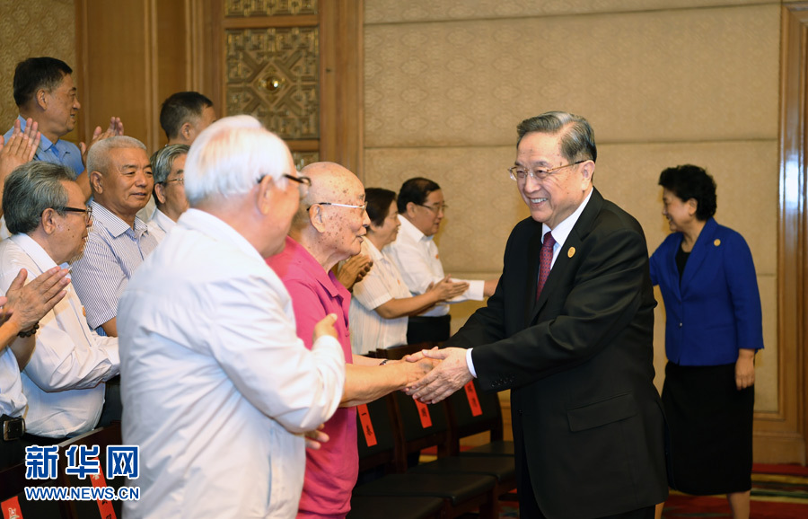 8月7日，中共中央政治局常委、全國政協(xié)主席、中央代表團團長俞正聲在內(nèi)蒙古新城賓館會見內(nèi)蒙古自治區(qū)離退休老同志和各族各界群眾代表，并與他們合影留念。新華社記者 張領(lǐng) 攝