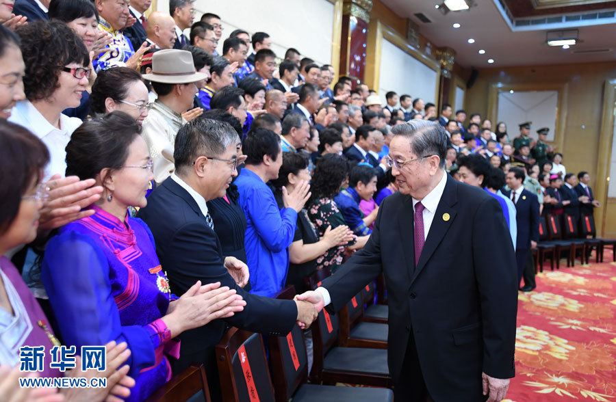 8月7日，中共中央政治局常委、全國政協(xié)主席、中央代表團團長俞正聲在內(nèi)蒙古新城賓館會見內(nèi)蒙古自治區(qū)離退休老同志和各族各界群眾代表，并與他們合影留念。新華社記者 張領(lǐng) 攝