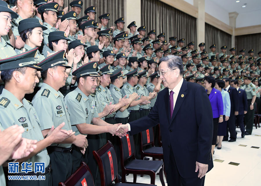 8月7日，中共中央政治局常委、全國(guó)政協(xié)主席、中央代表團(tuán)團(tuán)長(zhǎng)俞正聲率代表團(tuán)部分成員分別赴內(nèi)蒙古軍區(qū)、武警內(nèi)蒙古總隊(duì)、武警內(nèi)蒙古森林總隊(duì)慰問，并會(huì)見自治區(qū)政法干警代表。這是俞正聲會(huì)見內(nèi)蒙古軍區(qū)指戰(zhàn)員。新華社記者 張領(lǐng) 攝
