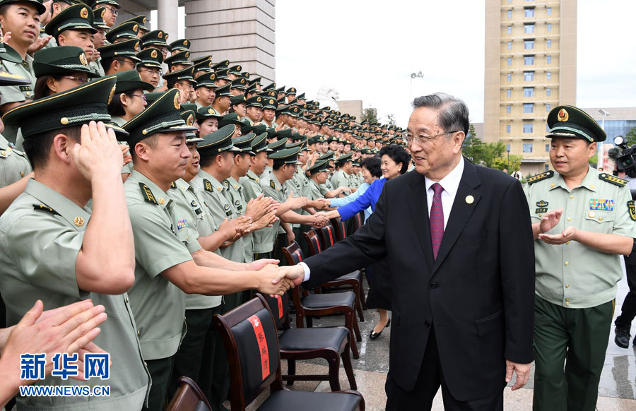 8月7日，中共中央政治局常委、全國(guó)政協(xié)主席、中央代表團(tuán)團(tuán)長(zhǎng)俞正聲率代表團(tuán)部分成員分別赴內(nèi)蒙古軍區(qū)、武警內(nèi)蒙古總隊(duì)、武警內(nèi)蒙古森林總隊(duì)慰問，并會(huì)見自治區(qū)政法干警代表。這是俞正聲會(huì)見武警內(nèi)蒙古總隊(duì)官兵。新華社記者 張領(lǐng) 攝