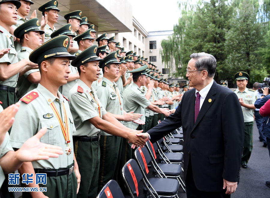8月7日，中共中央政治局常委、全國(guó)政協(xié)主席、中央代表團(tuán)團(tuán)長(zhǎng)俞正聲率代表團(tuán)部分成員分別赴內(nèi)蒙古軍區(qū)、武警內(nèi)蒙古總隊(duì)、武警內(nèi)蒙古森林總隊(duì)慰問，并會(huì)見自治區(qū)政法干警代表。這是俞正聲會(huì)見武警內(nèi)蒙古森林總隊(duì)官兵。新華社記者 張領(lǐng) 攝