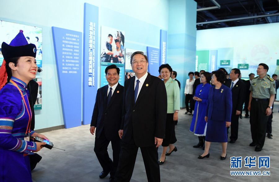 8月7日，中共中央政治局常委、全國政協(xié)主席、中央代表團團長俞正聲率代表團全體成員來到內(nèi)蒙古展覽館，參觀《守望相助團結(jié)奮斗——慶祝內(nèi)蒙古自治區(qū)成立70周年展覽》。 新華社記者 張領(lǐng) 攝