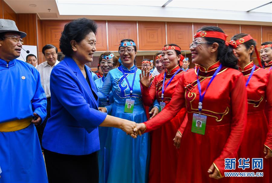 8月9日，中共中央政治局委員、國(guó)務(wù)院副總理、中央代表團(tuán)副團(tuán)長(zhǎng)劉延?xùn)|率中央代表團(tuán)二分團(tuán)到赤峰看望慰問(wèn)各族干部群眾。這是劉延?xùn)|在赤峰市群眾藝術(shù)館和群眾親切交談。新華社記者 連振 攝