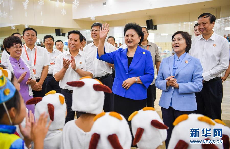 8月9日，中共中央政治局委員、國(guó)務(wù)院副總理、中央代表團(tuán)副團(tuán)長(zhǎng)劉延?xùn)|率中央代表團(tuán)二分團(tuán)到赤峰看望慰問(wèn)各族干部群眾。這是劉延?xùn)|在赤峰市青少年宮與青少年熱烈互動(dòng)。新華社記者 連振 攝