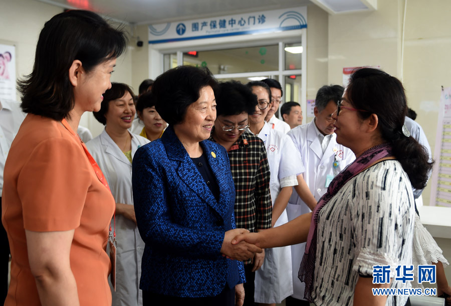 8月9日，中共中央政治局委員、中央統(tǒng)戰(zhàn)部部長、中央代表團副團長孫春蘭率中央代表團三分團，先后赴內蒙古自治區(qū)烏海市、阿拉善盟看望各族干部群眾。這是孫春蘭在烏海市婦兒醫(yī)療預防保健中心同患者親切交談。新華社記者 任軍川 攝