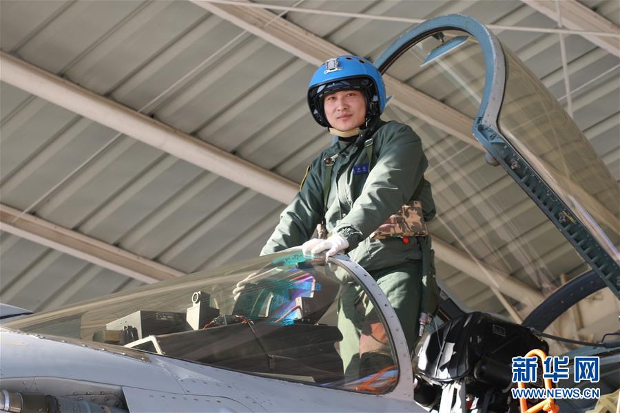 （建軍90周年·英雄·圖文互動）（1）聽，渤海灣有風(fēng)吹過來——追記海軍某艦載航空兵部隊一級飛行員張超