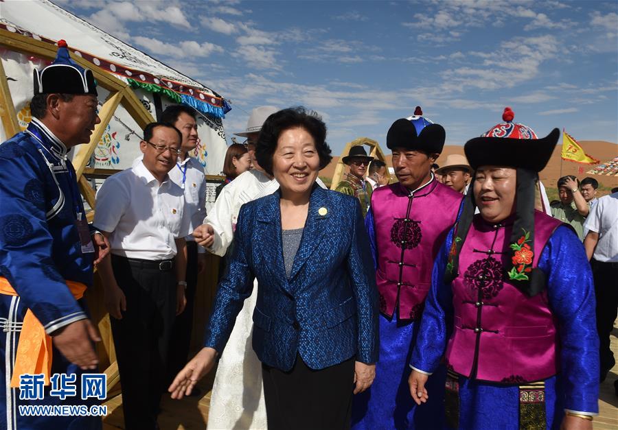8月10日，中共中央政治局委員、中央統(tǒng)戰(zhàn)部部長、中央代表團(tuán)副團(tuán)長孫春蘭率中央代表團(tuán)三分團(tuán)繼續(xù)在內(nèi)蒙古自治區(qū)阿拉善盟看望慰問，把以習(xí)近平同志為核心的黨中央的親切關(guān)懷和全國各族人民的美好祝福帶給阿拉善各族各界干部群眾。這是孫春蘭在牧民張輝生（右二）家了解生產(chǎn)生活情況。新華社記者 任軍川 攝
