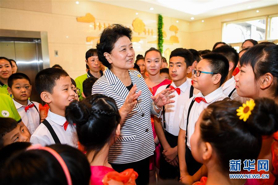 8月10日，中共中央政治局委員、國務(wù)院副總理、中央代表團(tuán)副團(tuán)長劉延?xùn)|率中央代表團(tuán)二分團(tuán)來到呼倫貝爾，把以習(xí)近平同志為核心的黨中央的親切關(guān)懷和全國人民的美好祝福帶給當(dāng)?shù)馗髯甯刹咳罕?。這是劉延?xùn)|在呼倫貝爾市兒童福利院與孩子們在一起。新華社記者 連振 攝