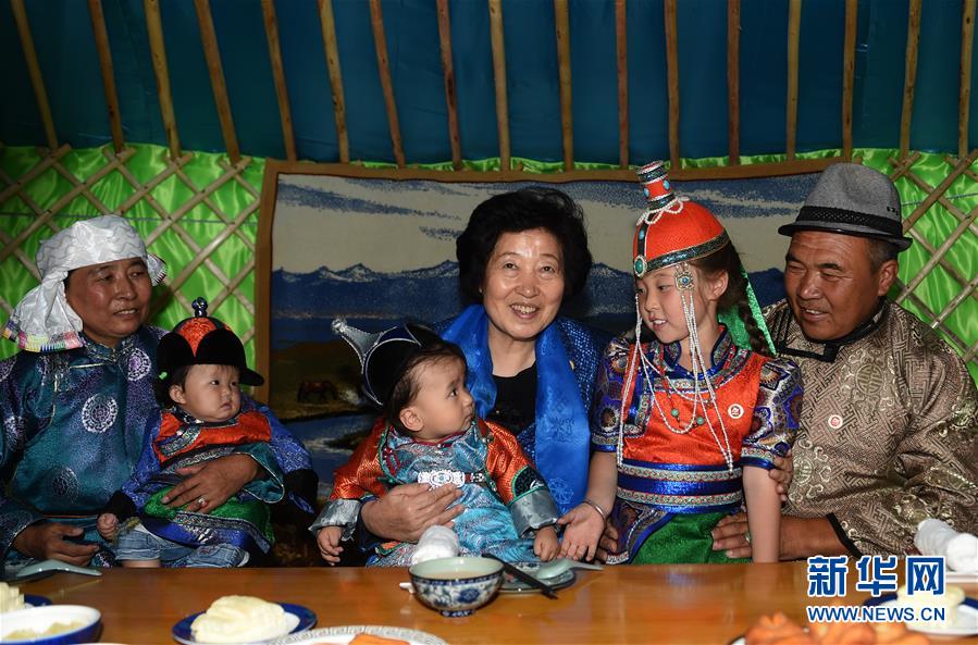8月11日，帶著以習近平同志為核心的黨中央的親切關懷和全國各族人民的美好祝福，中共中央政治局委員、中央統(tǒng)戰(zhàn)部部長、中央代表團副團長孫春蘭率中央代表團三分團在錫林郭勒盟看望各族干部群眾，共同慶祝內(nèi)蒙古自治區(qū)成立70周年。這是孫春蘭在錫林浩特市寶力根蘇木牧民巴·巴特爾（右一）家中看望。新華社記者 任軍川 攝