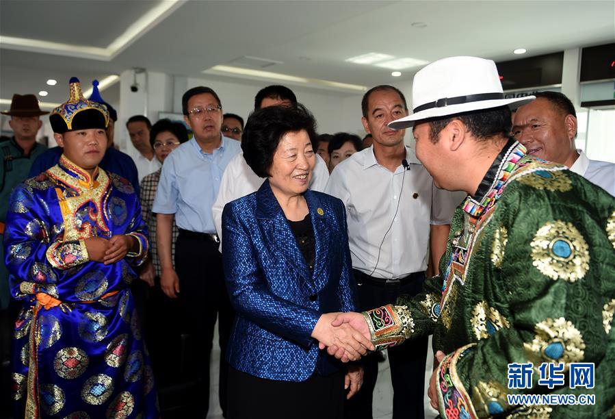 8月11日，帶著以習近平同志為核心的黨中央的親切關懷和全國各族人民的美好祝福，中共中央政治局委員、中央統(tǒng)戰(zhàn)部部長、中央代表團副團長孫春蘭率中央代表團三分團在錫林郭勒盟看望各族干部群眾，共同慶祝內(nèi)蒙古自治區(qū)成立70周年。這是孫春蘭在非公企業(yè)大莊園生態(tài)牛羊肉產(chǎn)業(yè)示范園同前來售羊的牧民親切交談。新華社記者 任軍川 攝