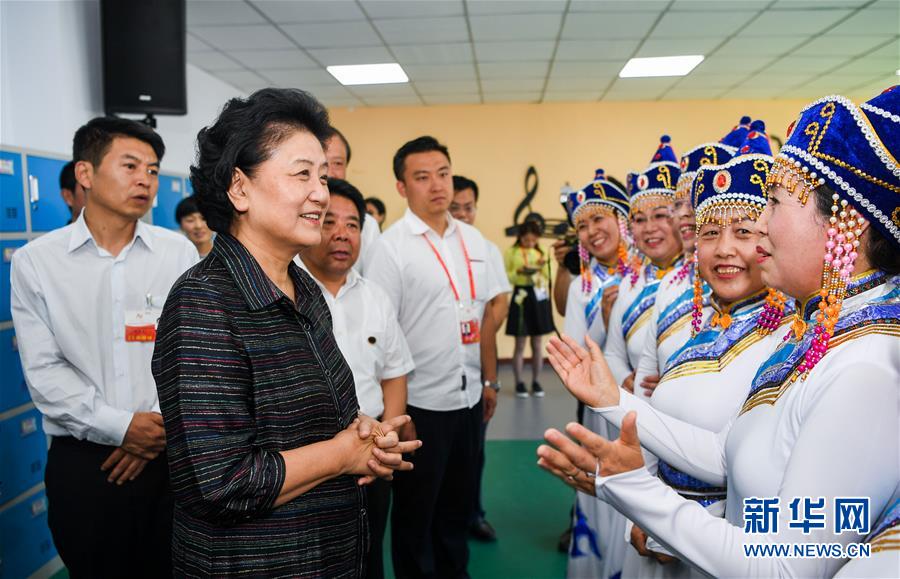 8月11日，中共中央政治局委員、國務院副總理、中央代表團副團長劉延東率中央代表團二分團，看望慰問烏蘭察布各族干部群眾，轉達以習近平同志為核心的黨中央的親切關懷和全國人民的美好祝愿。這是劉延東在考察察哈爾社區(qū)時與居民們親切交談。新華社記者 連振 攝