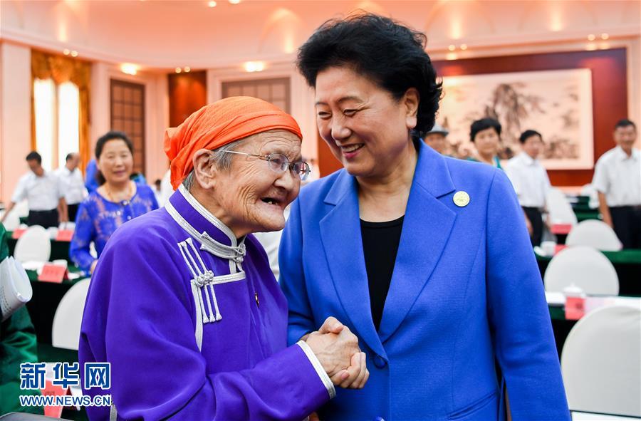 8月11日，中共中央政治局委員、國務院副總理、中央代表團副團長劉延東率中央代表團二分團，看望慰問烏蘭察布各族干部群眾，轉達以習近平同志為核心的黨中央的親切關懷和全國人民的美好祝愿。這是劉延東在出席烏蘭察布市慶祝內蒙古自治區(qū)成立70周年座談會后，與“草原母親”都貴瑪親切交談。新華社記者 連振 攝