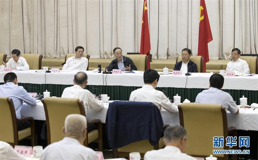 9月3日至5日，中共中央政治局常委、中央紀(jì)委書(shū)記、中央巡視工作領(lǐng)導(dǎo)小組組長(zhǎng)王岐山在湖南省調(diào)研并主持召開(kāi)巡察工作座談會(huì)。這是9月4日，王岐山在長(zhǎng)沙主持召開(kāi)巡察工作座談會(huì)。新華社記者 王曄 攝
