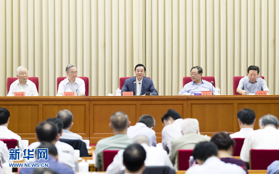 9月8日，中共中央政治局委員、中央書(shū)記處書(shū)記、中宣部部長(zhǎng)劉奇葆在北京出席中國(guó)大百科全書(shū)第三版總編輯委員會(huì)成立大會(huì)并講話(huà)。 新華社記者丁海濤 攝