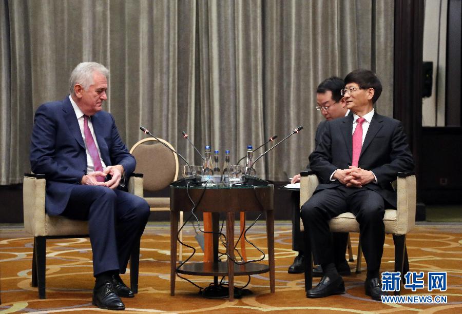 9月11日，在塞爾維亞首都貝爾格萊德，習(xí)近平主席特使、中共中央政治局委員、中央政法委書記孟建柱（右）會見塞爾維亞前總統(tǒng)尼科利奇（左）。新華社記者王慧娟攝