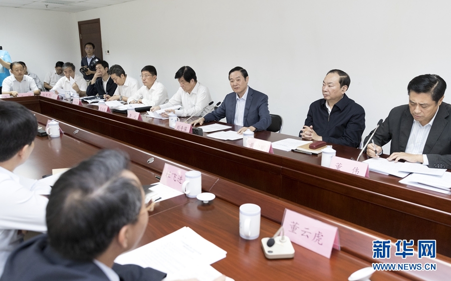 9月22日，中共中央政治局委員、中央書記處書記、中宣部部長(zhǎng)劉奇葆在北京調(diào)研京劇像音像工程情況。這是劉奇葆與有關(guān)方面負(fù)責(zé)同志座談交流。新華社記者 丁海濤 攝