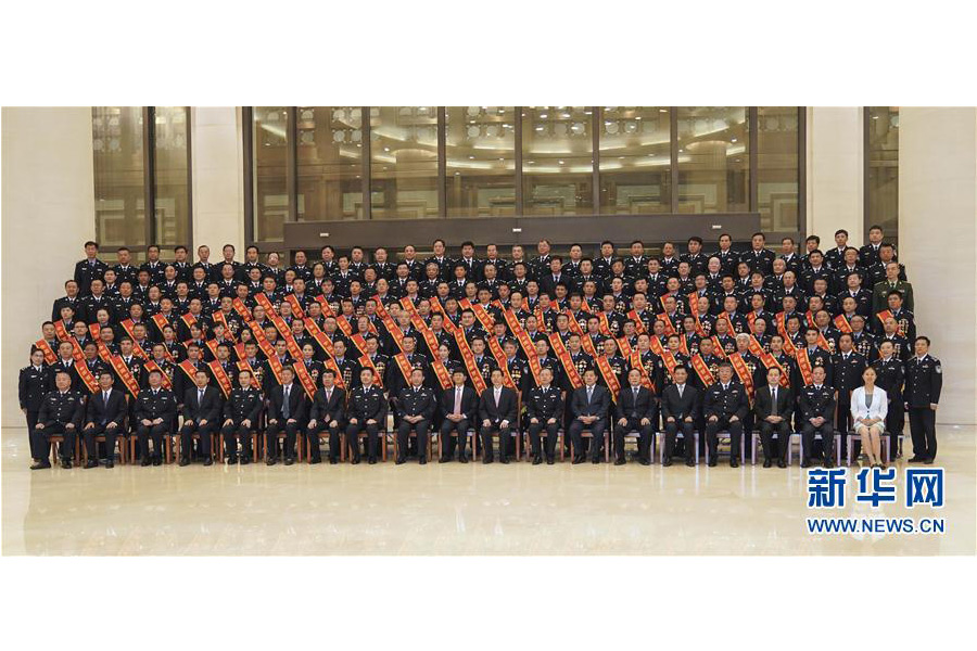 9月22日，“熱血鑄劍·丹心衛(wèi)民”全國公安百佳刑警推選活動揭曉儀式在北京舉行。中共中央政治局委員、中央政法委書記孟建柱會見當(dāng)選民警并觀看揭曉儀式。國務(wù)委員、公安部部長郭聲琨參加會見并觀看揭曉儀式。新華社記者 殷剛 攝