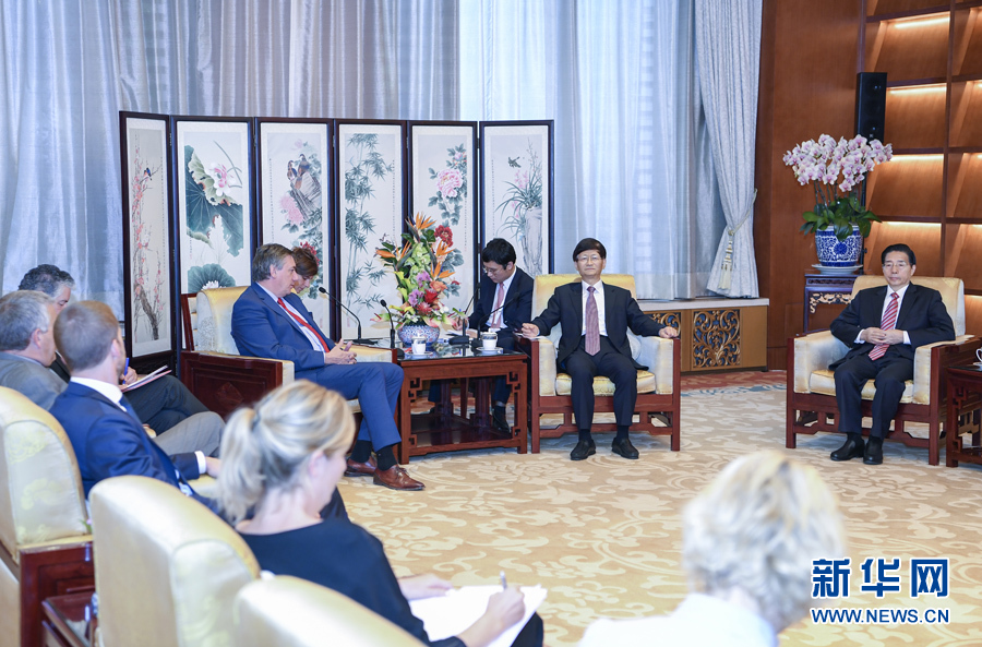 9月26日，中共中央政治局委員、中央政法委書記孟建柱在北京會(huì)見來華出席國際刑警組織第86屆全體大會(huì)的比利時(shí)副首相兼內(nèi)政大臣讓邦。國務(wù)委員、公安部部長郭聲琨參加有關(guān)會(huì)見。新華社記者 張領(lǐng) 攝
