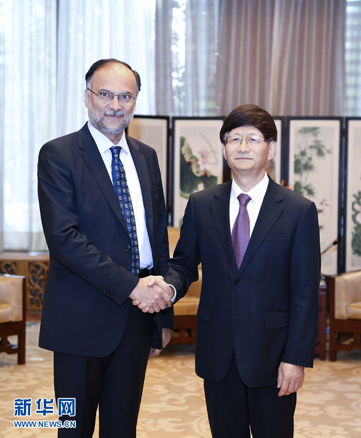 9月26日，中共中央政治局委員、中央政法委書記孟建柱在北京會(huì)見來華出席國際刑警組織第86屆全體大會(huì)的巴基斯坦內(nèi)政部長伊克巴爾。新華社記者 張領(lǐng) 攝