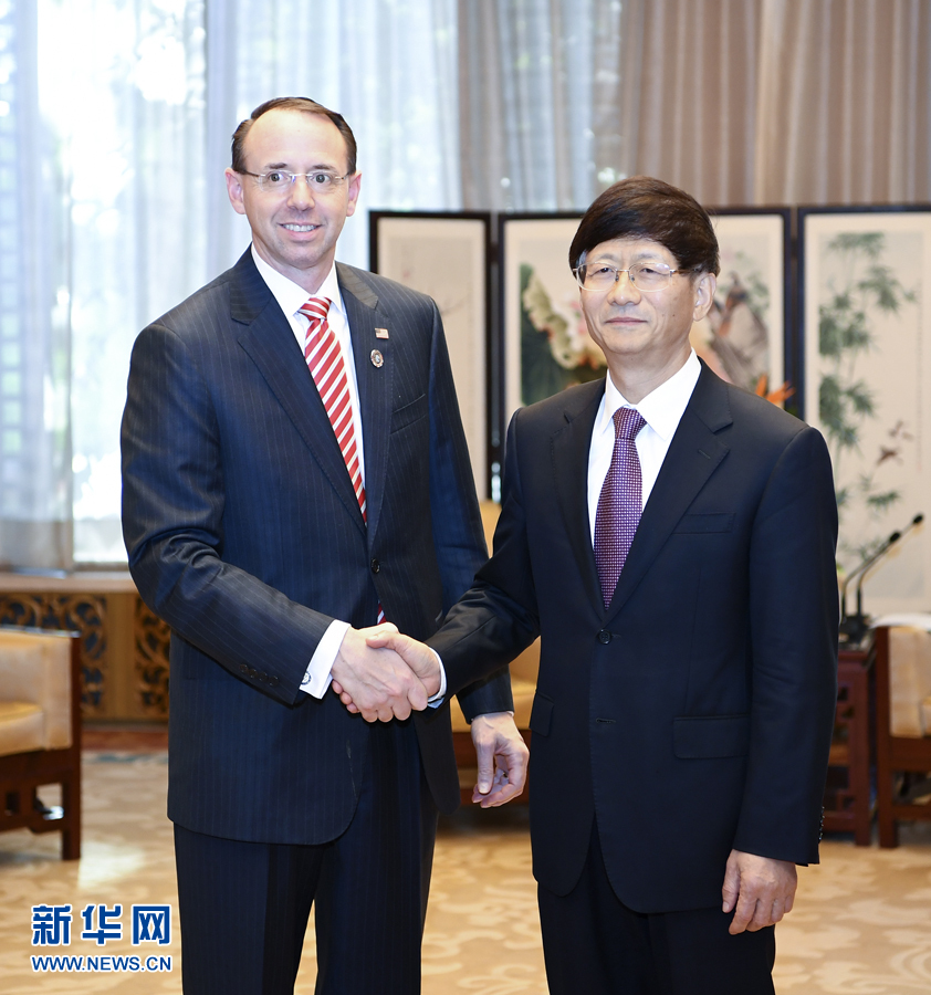 9月26日，中共中央政治局委員、中央政法委書記孟建柱在北京會(huì)見來華出席國際刑警組織第86屆全體大會(huì)的美國司法部常務(wù)副部長羅森斯坦。新華社記者 張領(lǐng) 攝