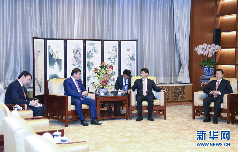 9月26日，中共中央政治局委員、中央政法委書記孟建柱在北京會(huì)見來華出席國際刑警組織第86屆全體大會(huì)的塔吉克斯坦內(nèi)務(wù)部長拉希姆佐達(dá)。國務(wù)委員、公安部部長郭聲琨參加有關(guān)會(huì)見。新華社記者 張領(lǐng) 攝