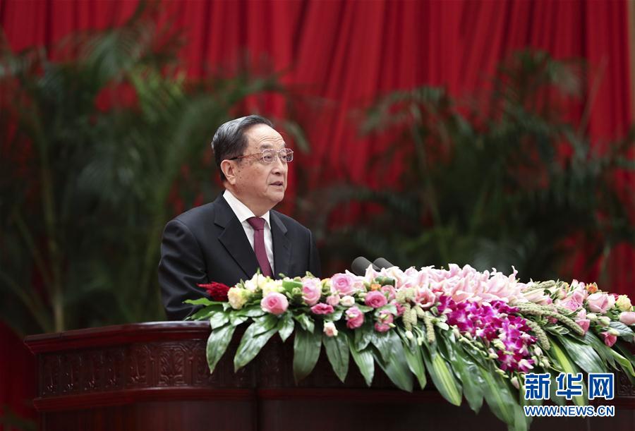 9月28日，全國政協(xié)辦公廳、中共中央統(tǒng)戰(zhàn)部、國務院僑辦、國務院港澳辦、國務院臺辦在北京人民大會堂聯(lián)合舉行國慶招待會。中共中央政治局常委、全國政協(xié)主席俞正聲與2800多名港澳臺僑各界代表歡聚一堂，慶祝中華人民共和國成立68周年。這是俞正聲在招待會上致辭。新華社記者 龐興雷 攝
