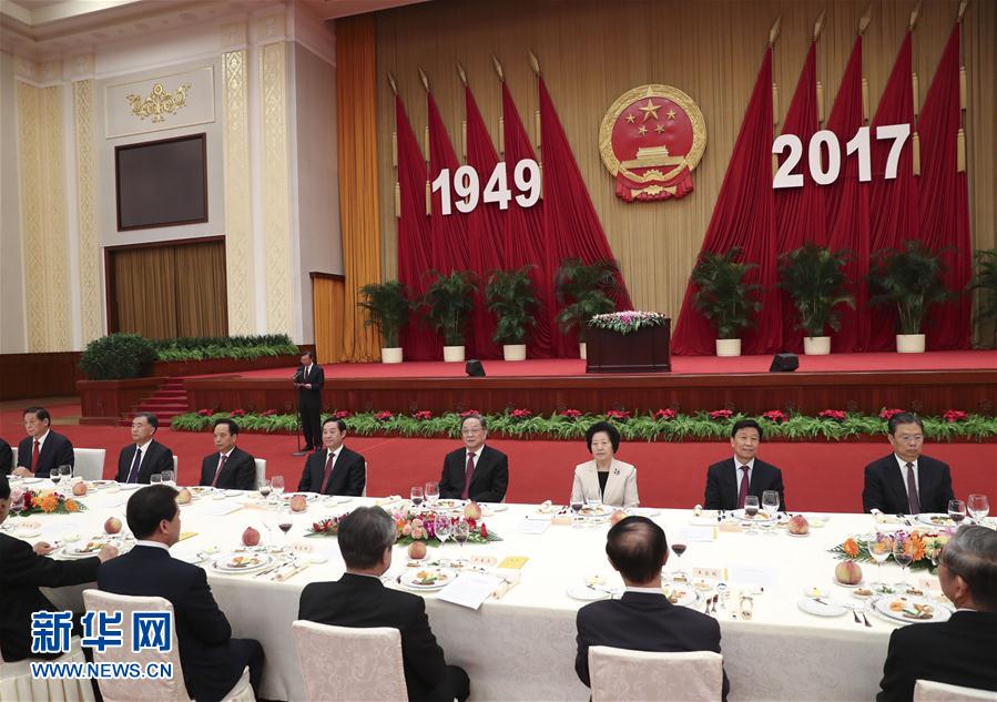 9月28日，全國政協(xié)辦公廳、中共中央統(tǒng)戰(zhàn)部、國務院僑辦、國務院港澳辦、國務院臺辦在北京人民大會堂聯(lián)合舉行國慶招待會。中共中央政治局常委、全國政協(xié)主席俞正聲與2800多名港澳臺僑各界代表歡聚一堂，慶祝中華人民共和國成立68周年。這是俞正聲在招待會上致辭。新華社記者 龐興雷 攝