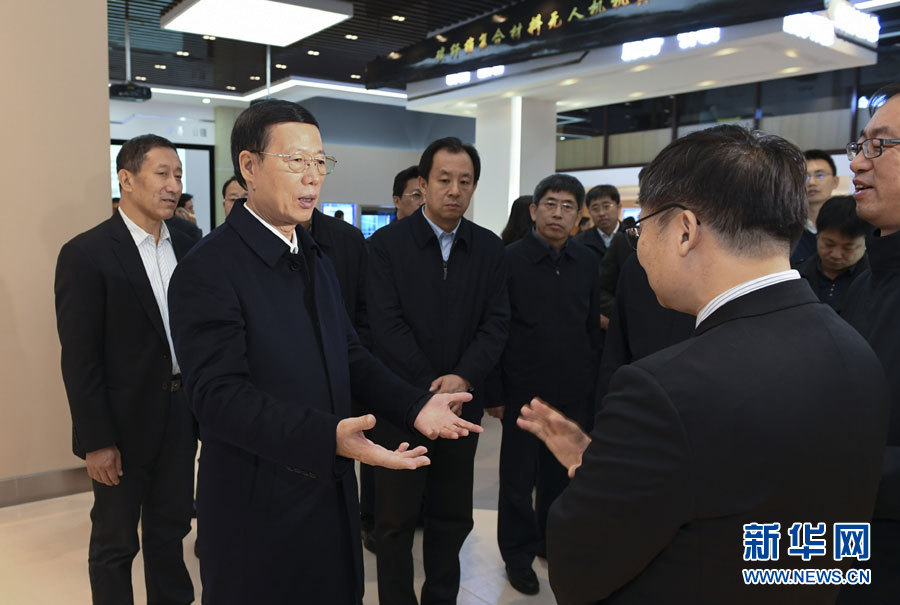 11月14日至15日，國(guó)務(wù)院副總理張高麗在黑龍江調(diào)研。這是11月14日，張高麗到黑龍江工業(yè)技術(shù)研究院成果展示中心，了解產(chǎn)學(xué)研結(jié)合推動(dòng)創(chuàng)新發(fā)展情況。 新華社記者 高潔 攝