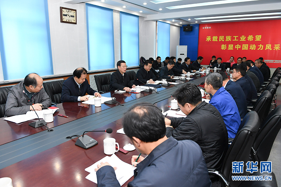11月14日至15日，國(guó)務(wù)院副總理張高麗在黑龍江調(diào)研。這是11月15日，張高麗主持召開(kāi)部分企業(yè)負(fù)責(zé)人座談會(huì)，認(rèn)真學(xué)習(xí)黨的十九大精神，聽(tīng)取對(duì)經(jīng)濟(jì)工作的意見(jiàn)建議。 新華社記者 高潔 攝