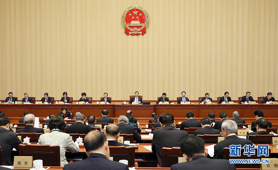 12月23日，十二屆全國(guó)人大常委會(huì)第三十一次會(huì)議在北京人民大會(huì)堂舉行第二次全體會(huì)議。張德江委員長(zhǎng)出席。 新華社記者劉衛(wèi)兵攝