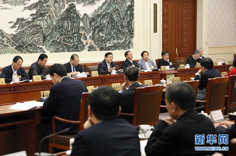 12月23日，十二屆全國人大常委會第三十一次會議舉行分組會議，審議監(jiān)察法草案二次審議稿等。張德江委員長參加審議。 新華社記者劉衛(wèi)兵攝